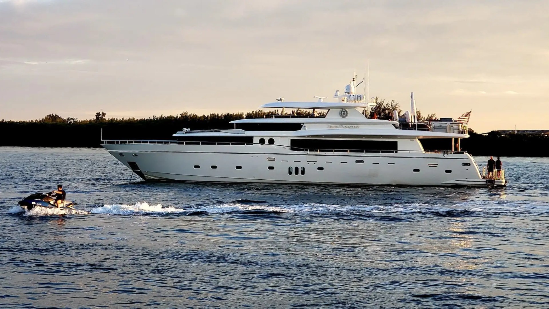 Bow anchor equipment on 103′ Johnson Key Biscayne