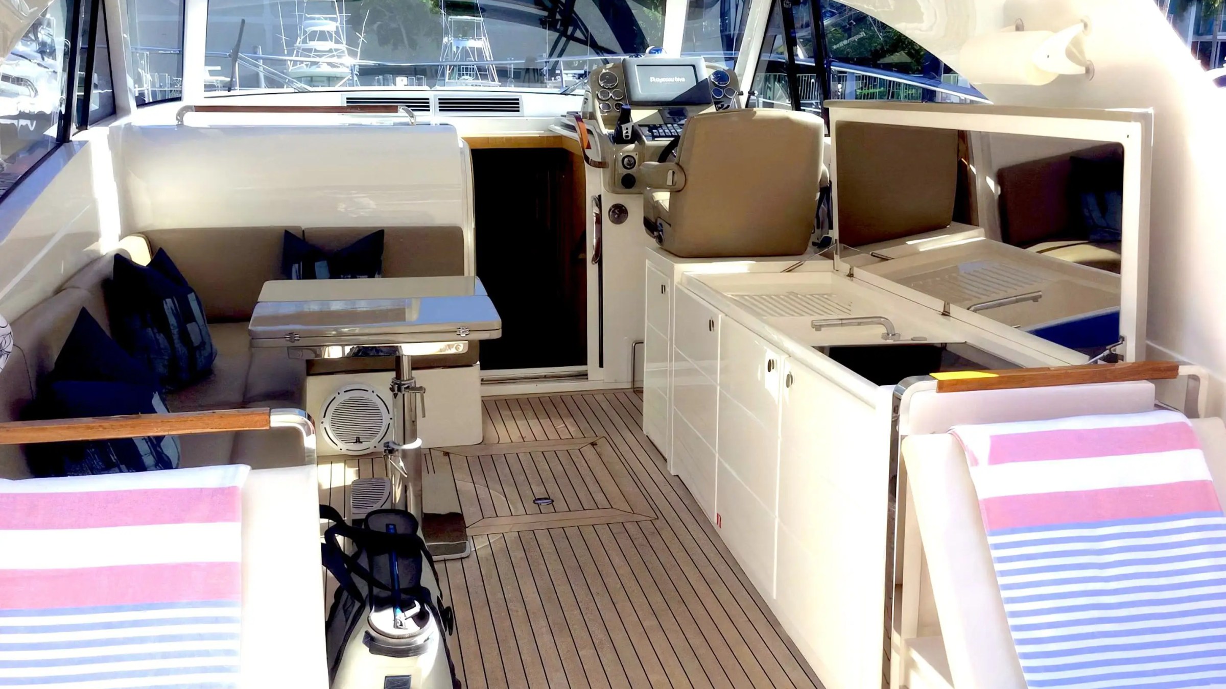 45′ Austin Parker cockpit helm Miami