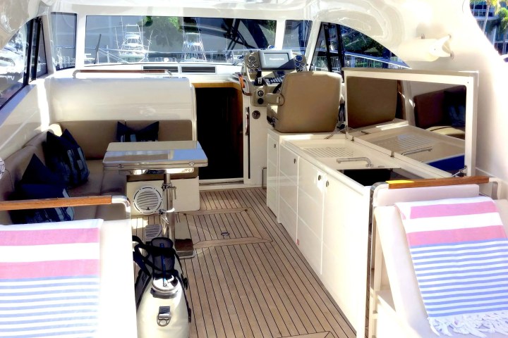 45′ Austin Parker cockpit helm Miami