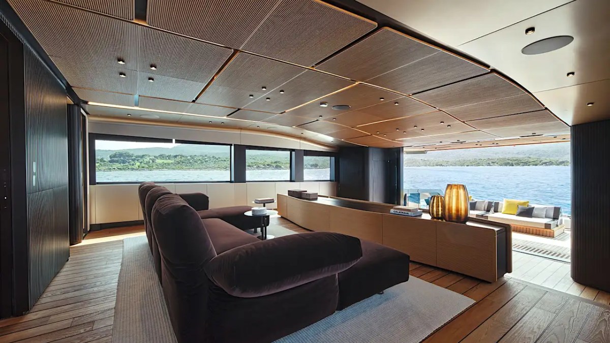 Salon wide layout on 85′ Wally Miami