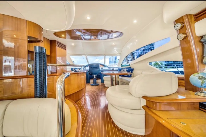 70′ Azimut flybridge lounge Miami – image 05