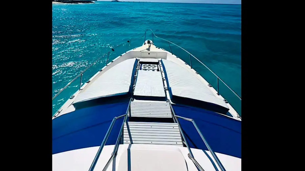 48′ SeaRay boat bow seating with open horizon