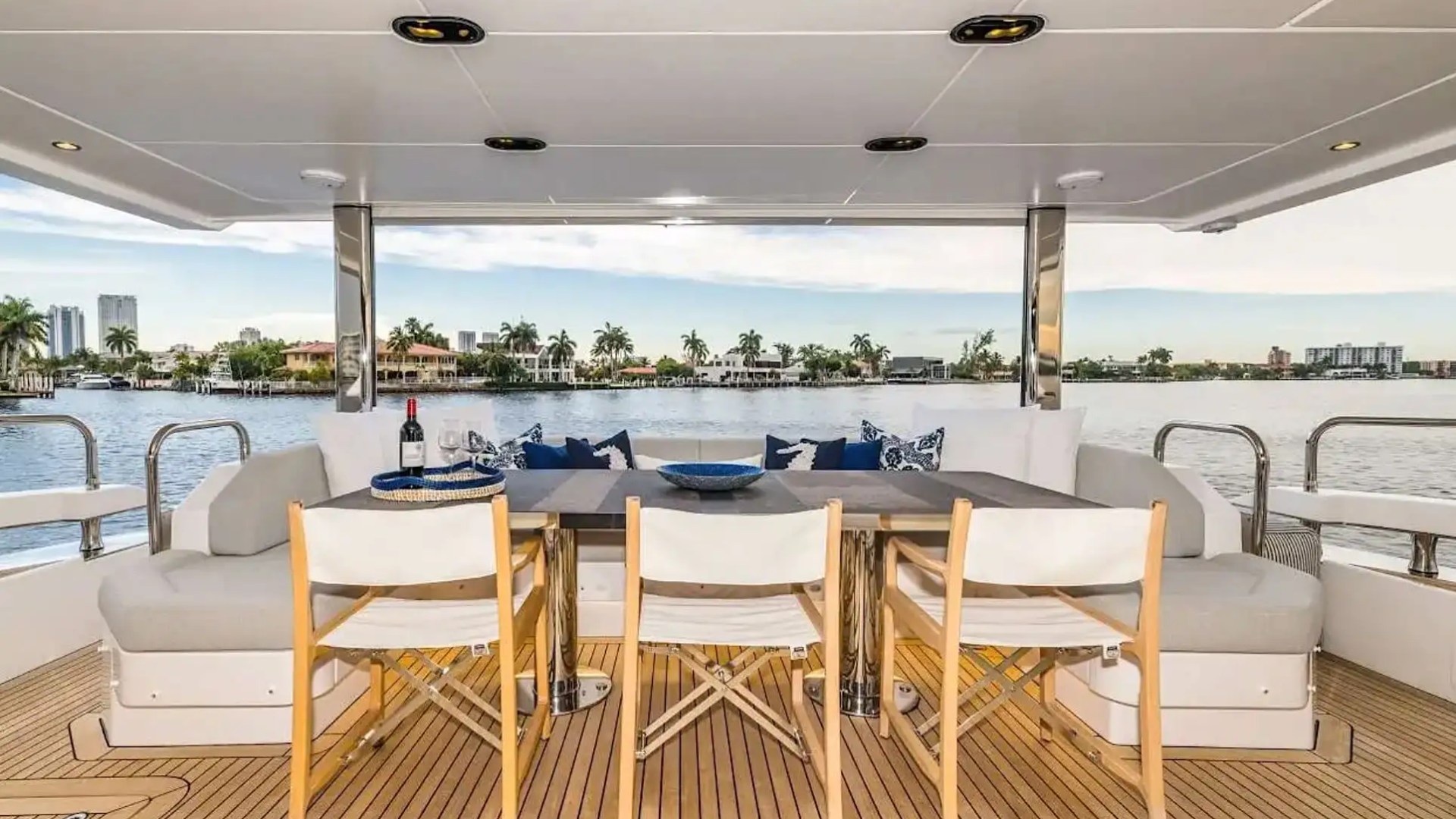 88′ Azimut flybridge bar Nassau