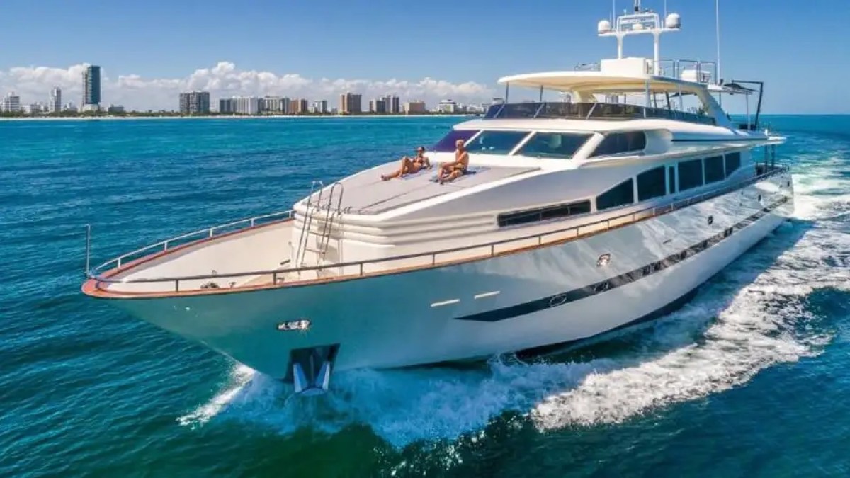 110' Horizon - Yacht Rental in Miami Beach, Florida
