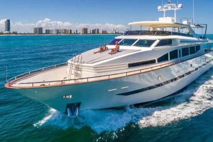 110' Horizon - Yacht Rental in Miami Beach, Florida