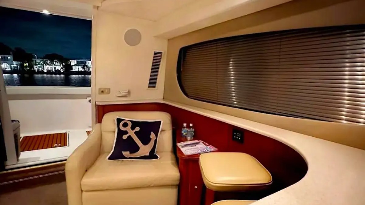 46′ Silverton boat interior lounge seating nook