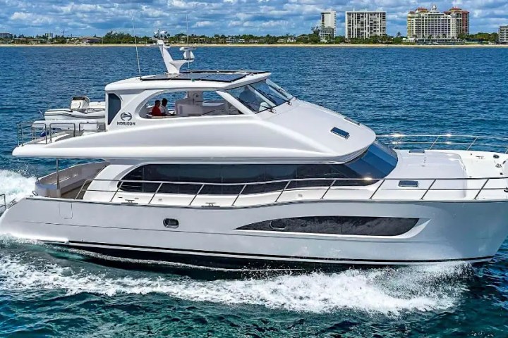 60' Horizon - Yacht Rental in Tampa, Florida