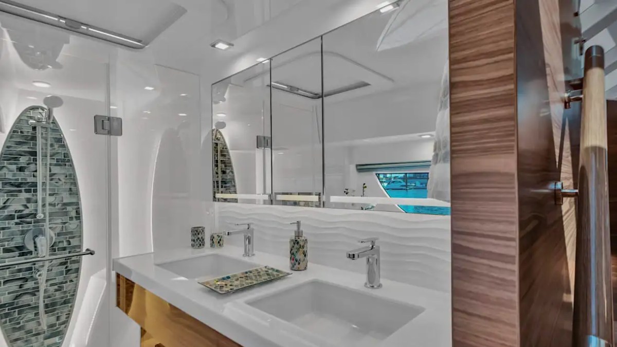 60' Horizon - Yacht Rental in Tampa, Florida