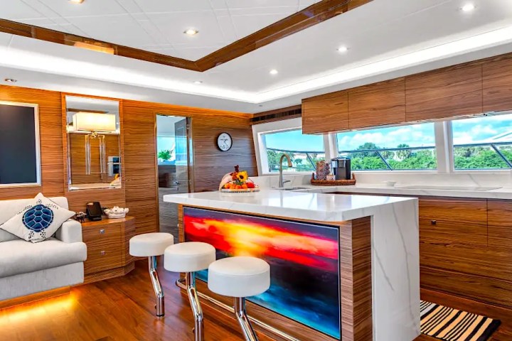 60' Horizon - Yacht Rental in Tampa, Florida