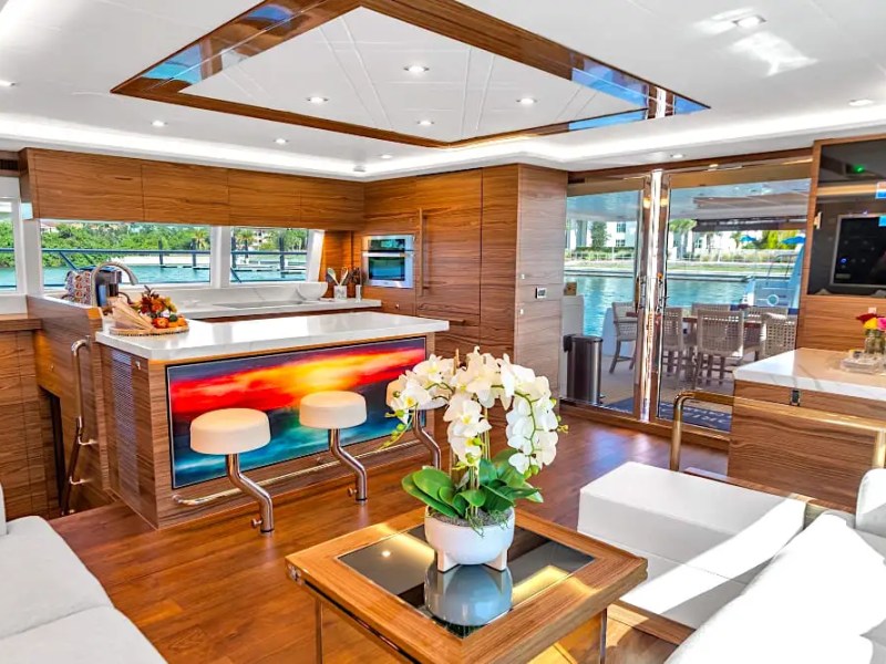 60' Horizon - Yacht Rental in Tampa, Florida