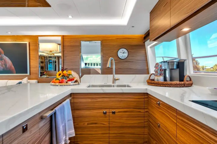 60' Horizon - Yacht Rental in Tampa, Florida