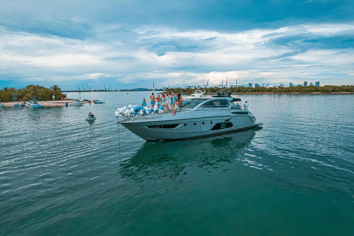 64′ Atlantis evening deck ambiance Miami – image 15