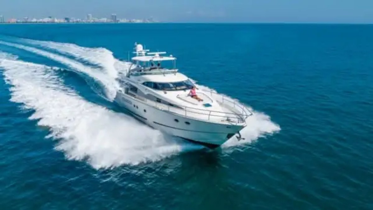 65' Fairline - Yacht Rental in Hollywood, Florida