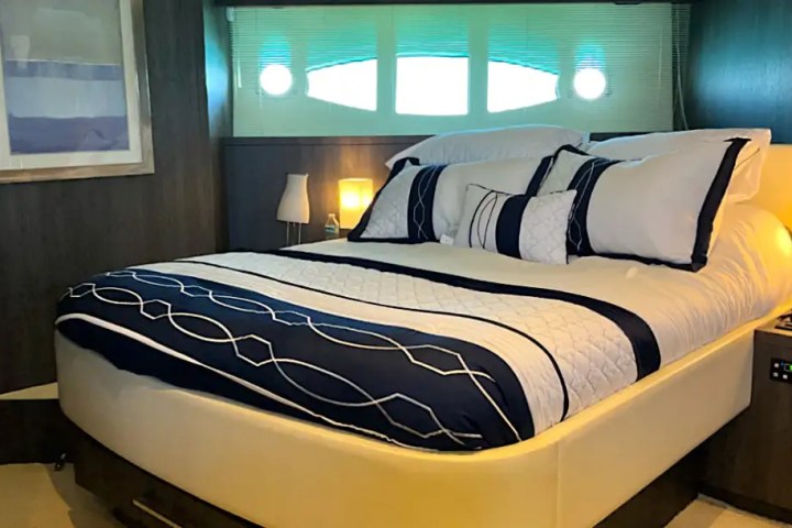 67' Uniesse - Yacht Rental in Tampa, Florida