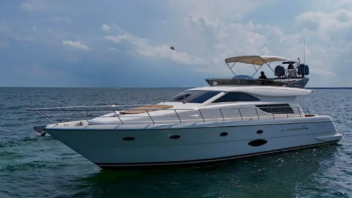 67' Uniesse - Yacht Rental in Tampa, Florida