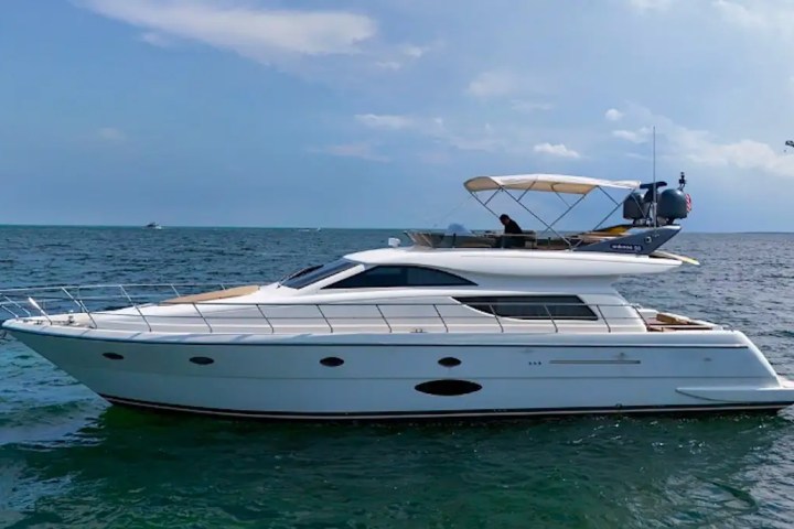 67' Uniesse - Yacht Rental in Tampa, Florida