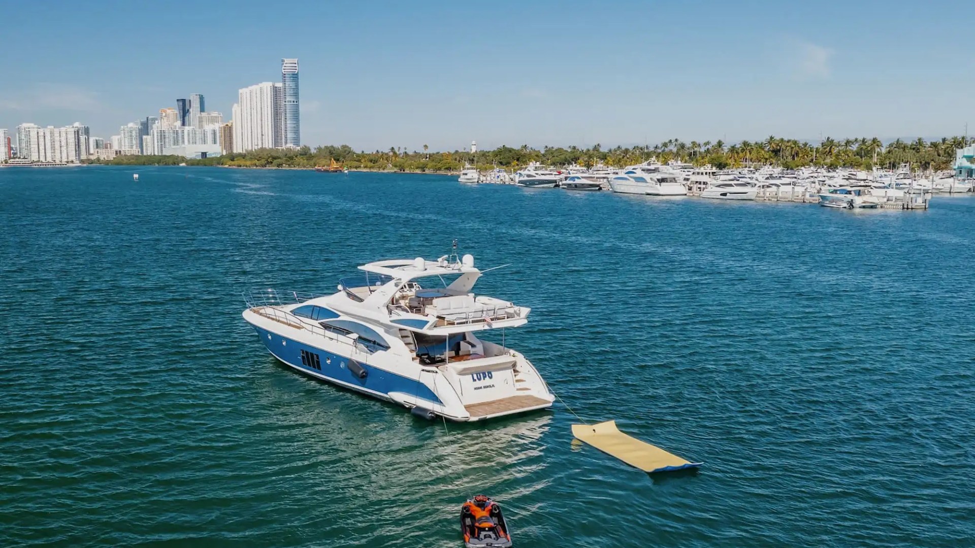 70′ Azimut flybridge lounge Aventura