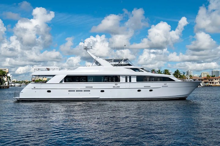 102′ Hatteras exterior view Nassau