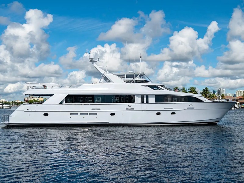 102′ Hatteras exterior view Nassau