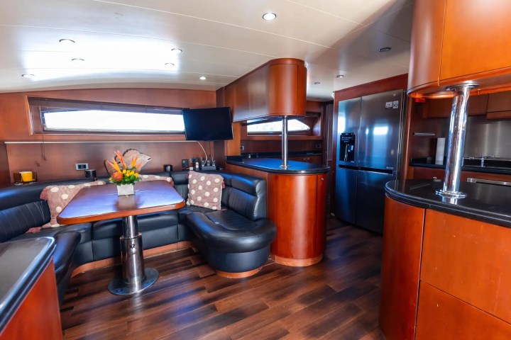 100' Azimut - Yacht Rental in Miami, Florida