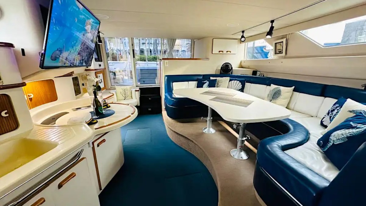 48′ SeaRay boat interior dining table setup