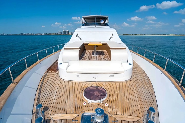 85′ Azimut main salon interior Miami – image 03