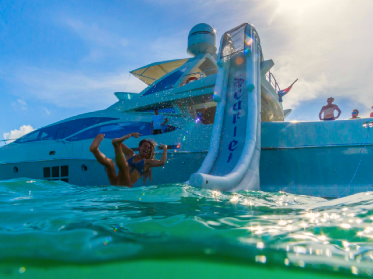 103' Azimut - Yacht Rental in Miami, Florida