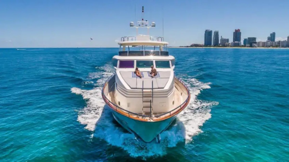110' Horizon - Yacht Rental in Miami Beach, Florida