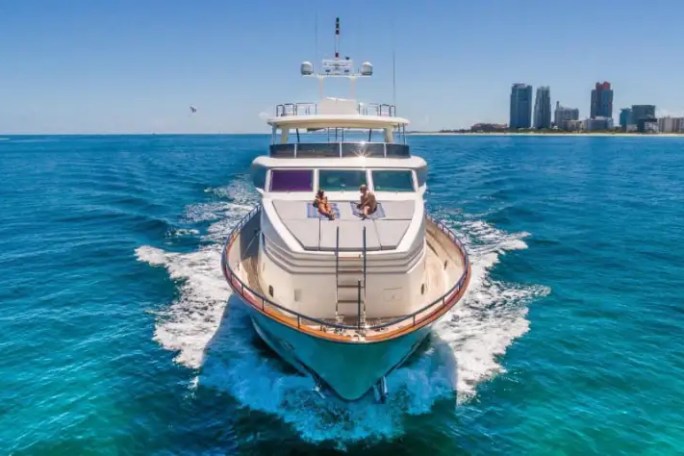 110' Horizon - Yacht Rental in Miami Beach, Florida