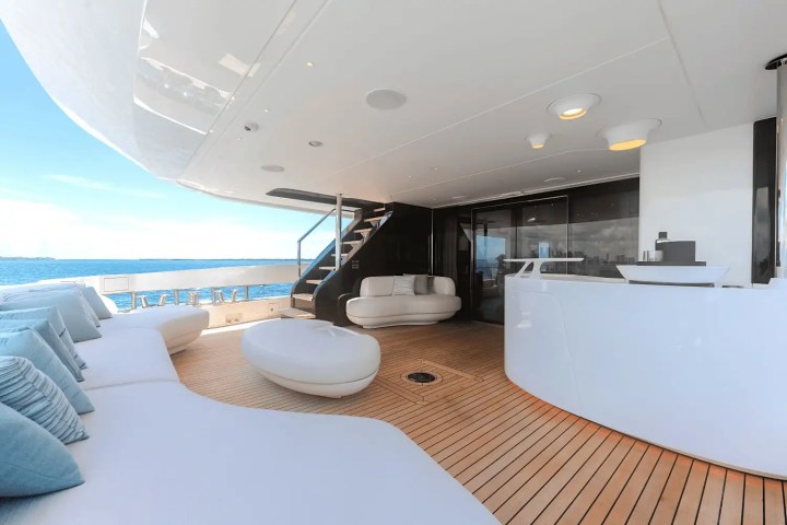118' Azimut - Yacht Rental in Miami, Florida