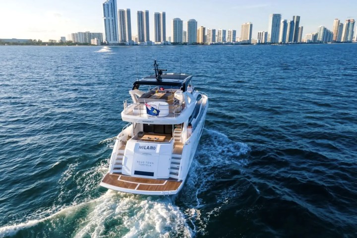 76′ Sunseeker dining area Nassau