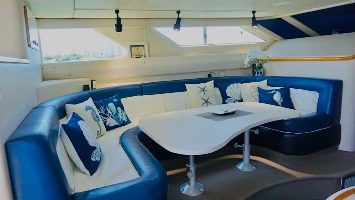 48′ SeaRay boat interior lounge seating nook