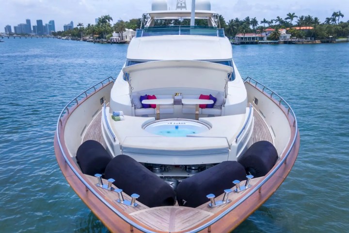 100' Dominator - Yacht Rental in Miami Beach, Florida