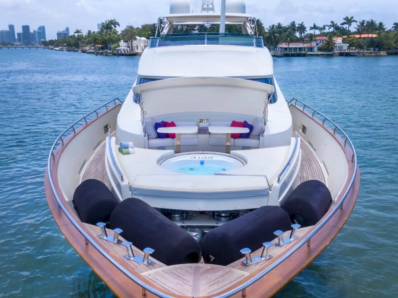 100' Dominator - Yacht Rental in Miami Beach, Florida