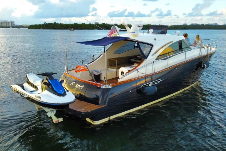 45′ Austin Parker seating lounge Miami