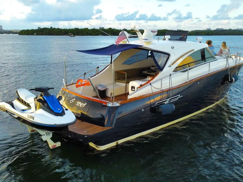 45′ Austin Parker seating lounge Miami