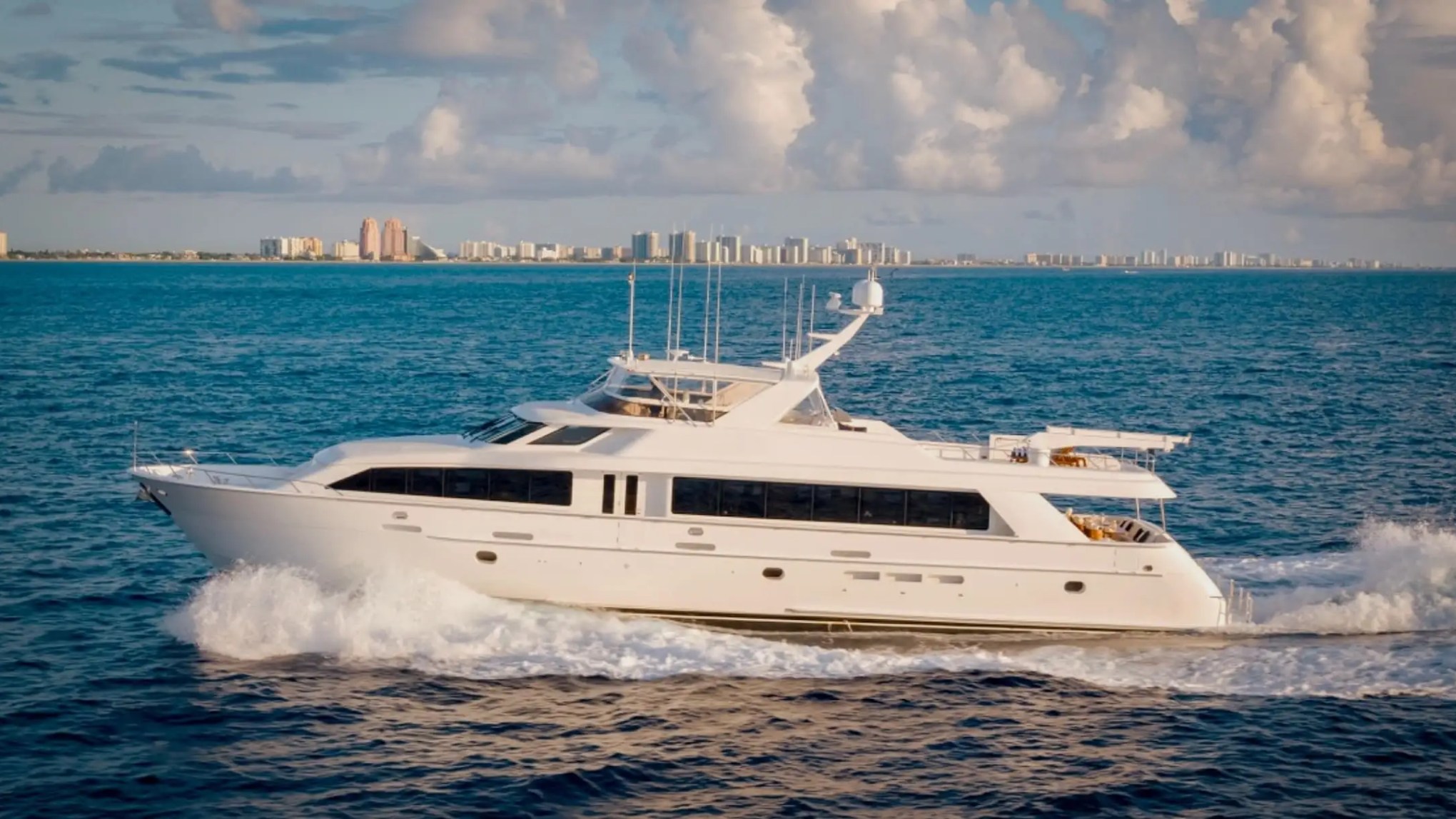 102′ Hatteras main salon interior Nassau