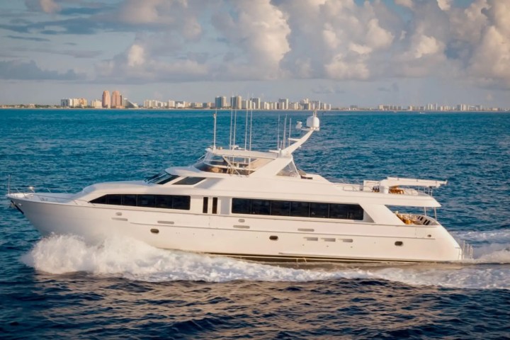 102′ Hatteras main salon interior Nassau