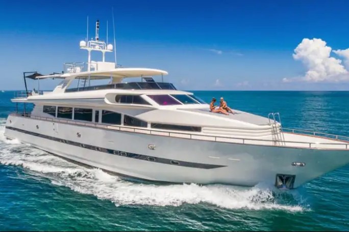 110' Horizon - Yacht Rental in Miami Beach, Florida