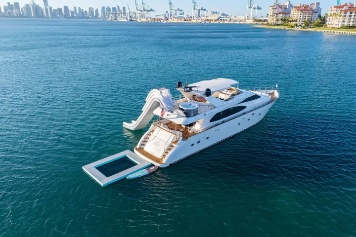 90' Azimut - Yacht Rental in Miami Beach, Florida