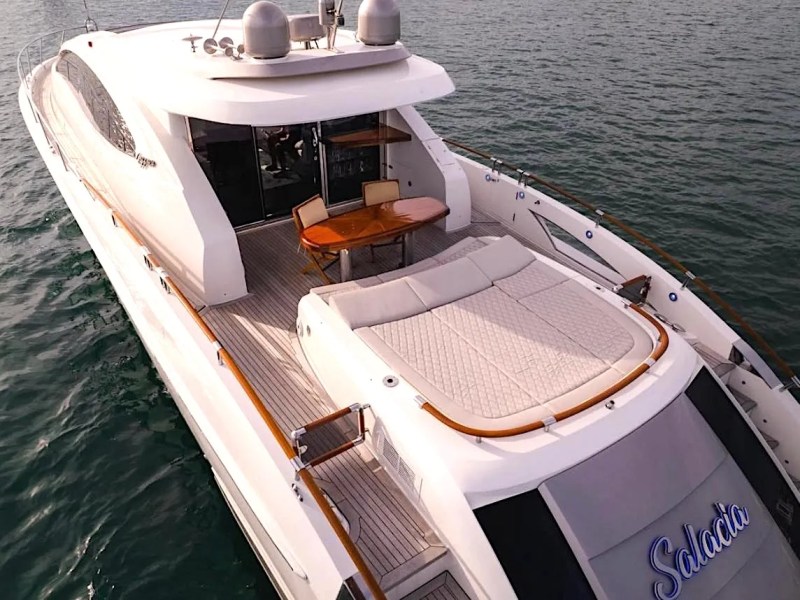 Aft deck dining setup on 80′ Lazzara Miami