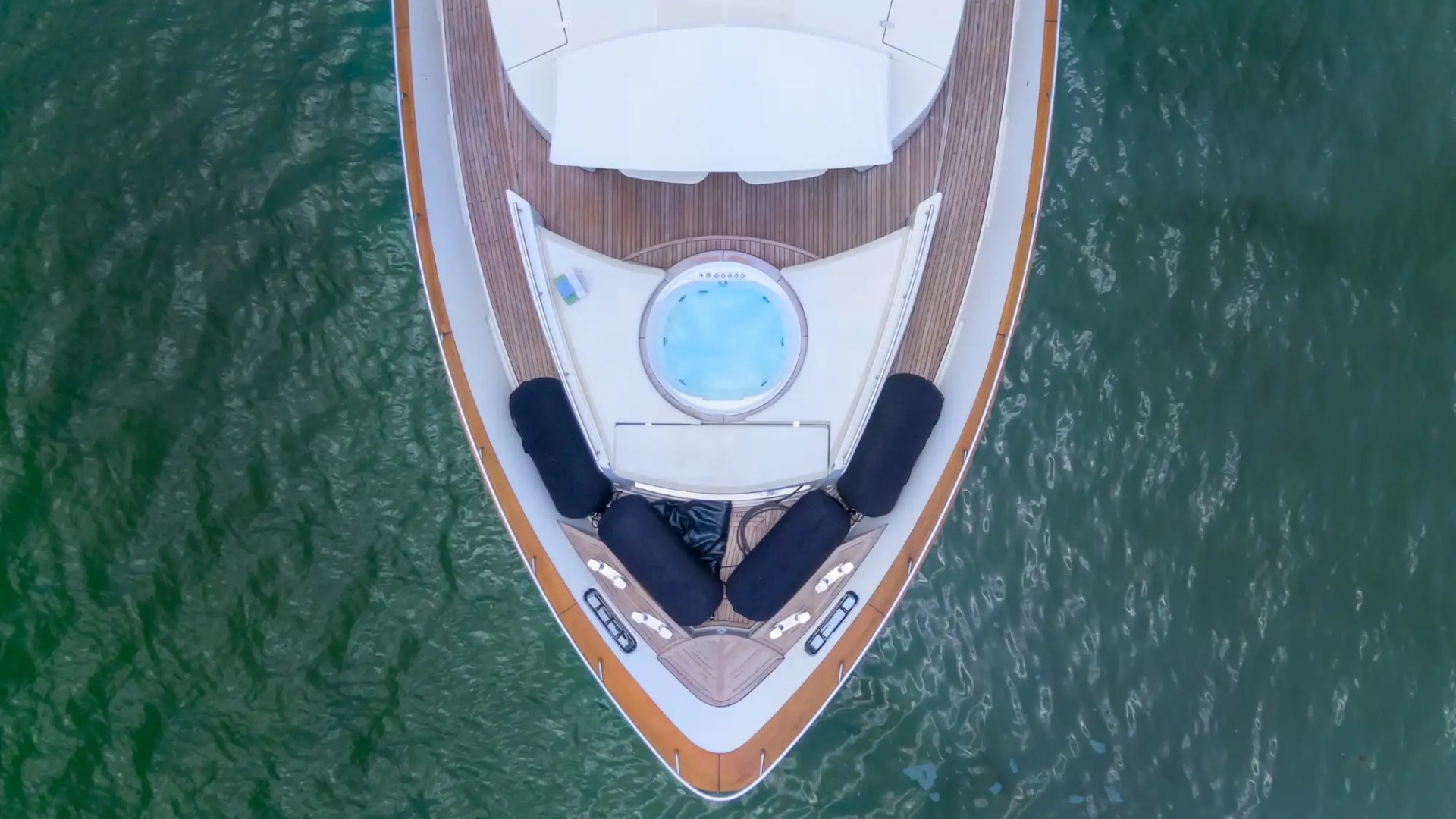 100' Dominator - Yacht Rental in Miami Beach, Florida