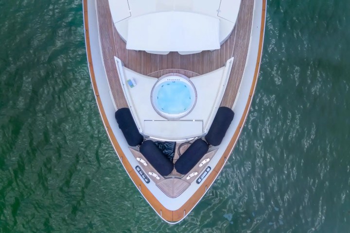 100' Dominator - Yacht Rental in Miami Beach, Florida