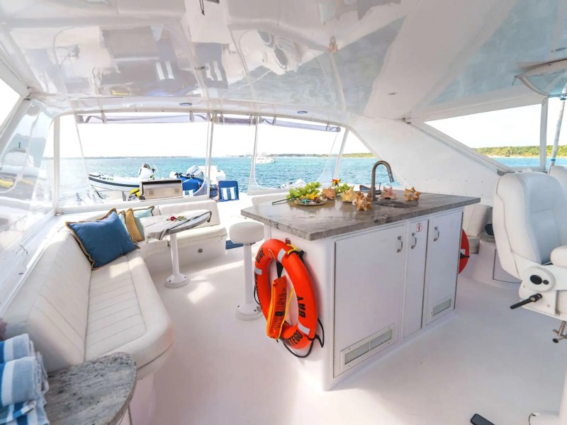 102′ Hatteras dining area Nassau