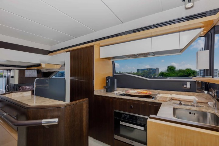 68′ Azimut swim platform Aventura