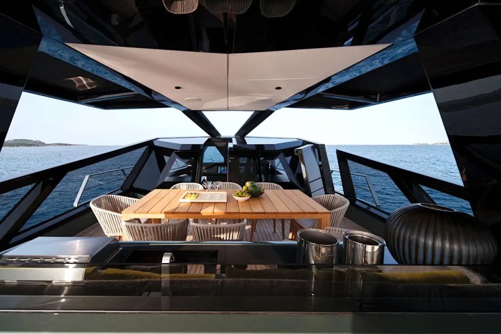 85′ Wally guests lounging Miami – image 09