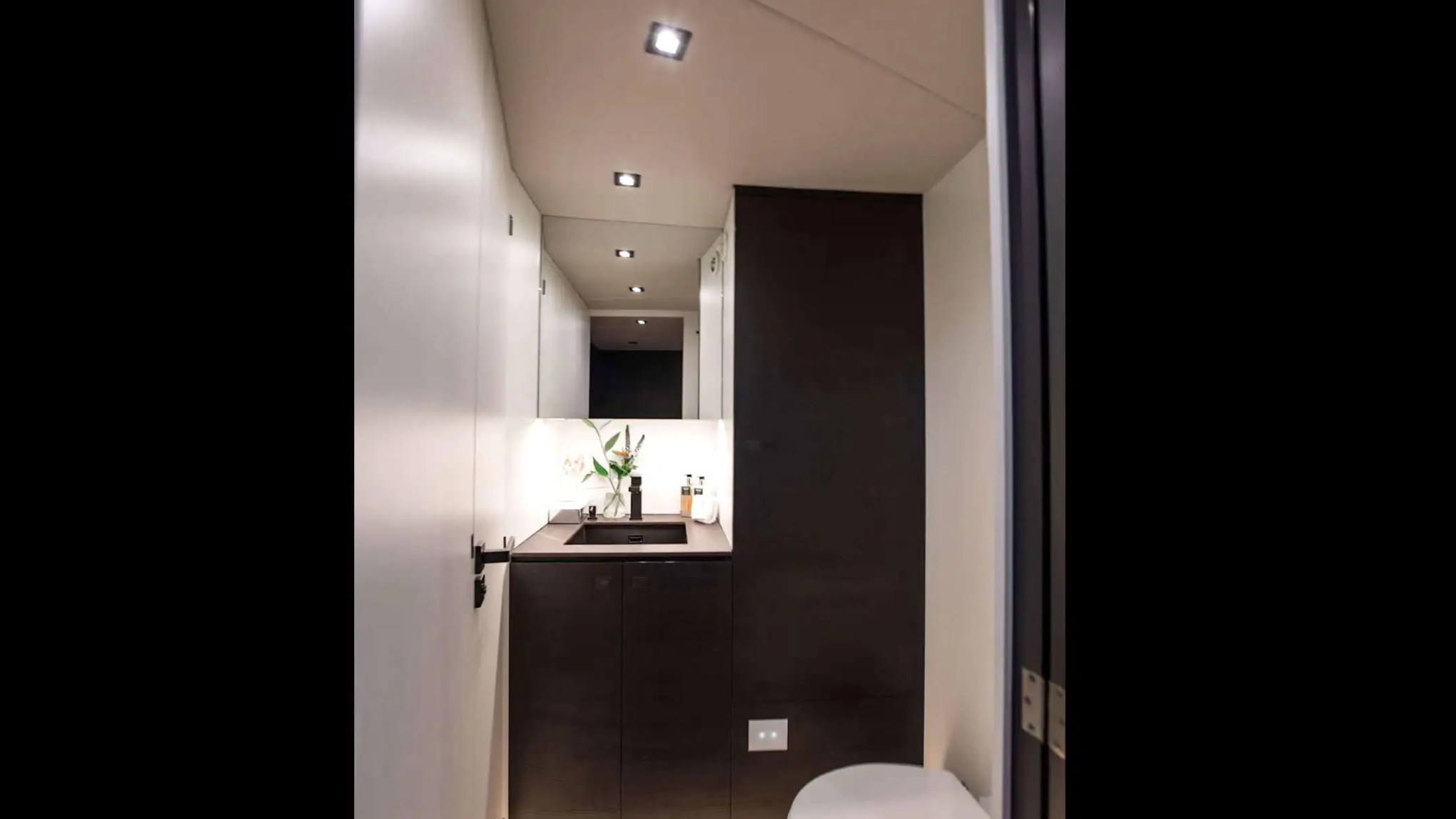 58′ Vanquish yacht interior bathroom fixtures