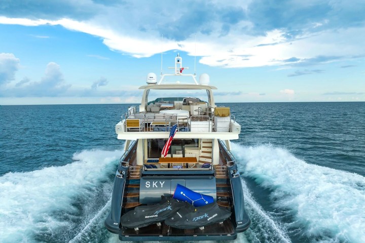 84′ Azimut guests lounging Miami – image 09