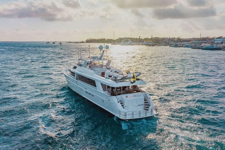 102′ Hatteras flybridge deck Nassau