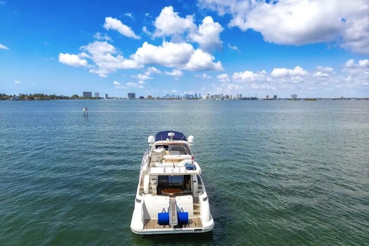 70′ Azimut guests lounging Miami – image 09